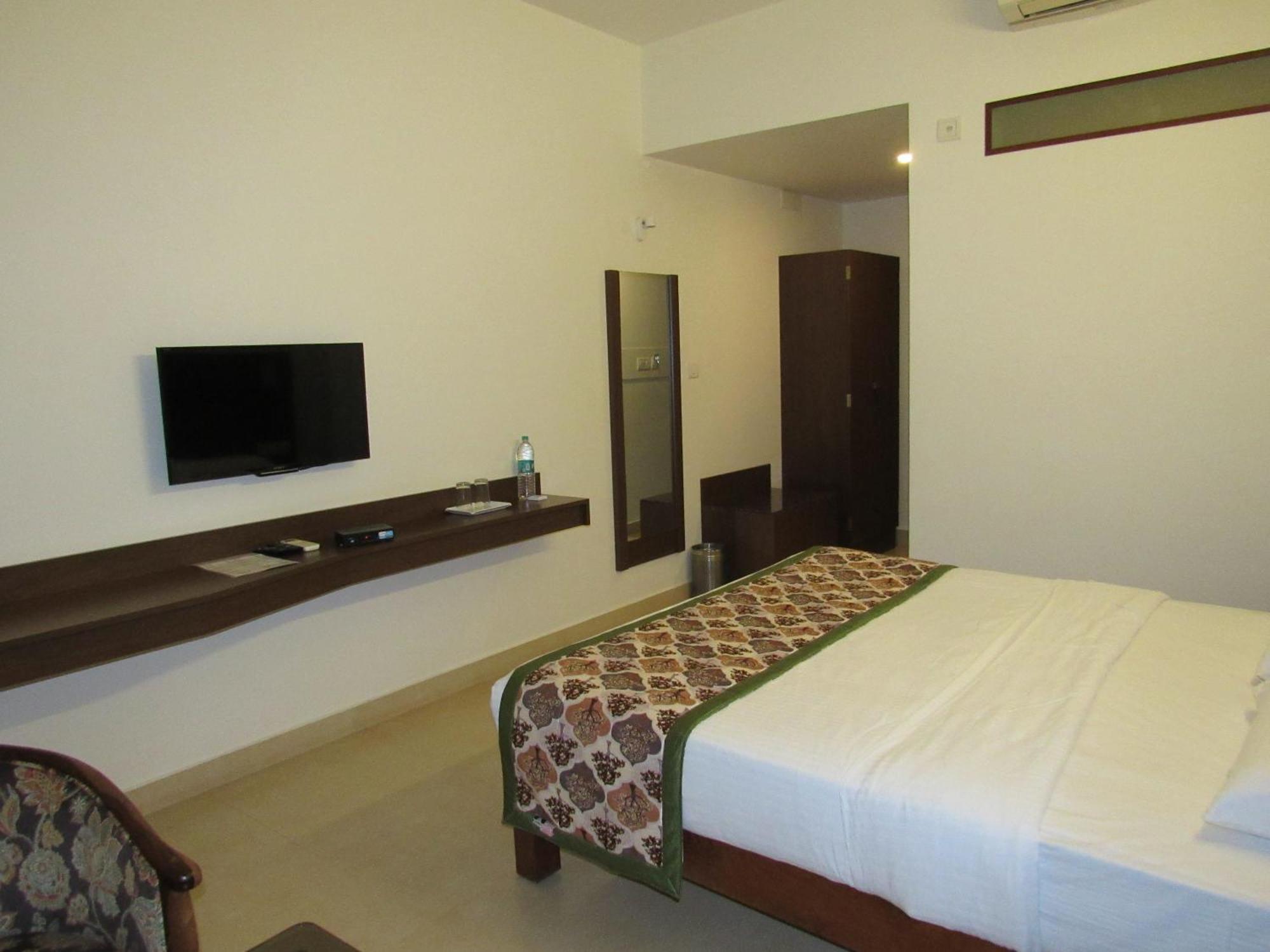 Palguni Residency होटल Hassan
